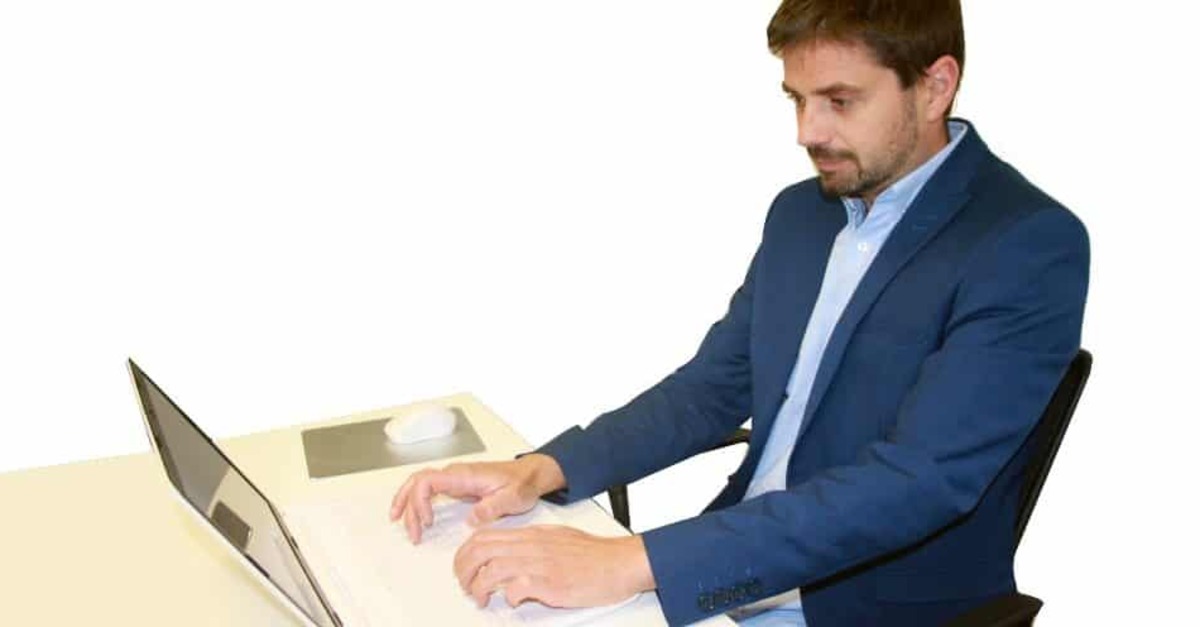 Ángel Moncada trabajando con un portátil en una reunión